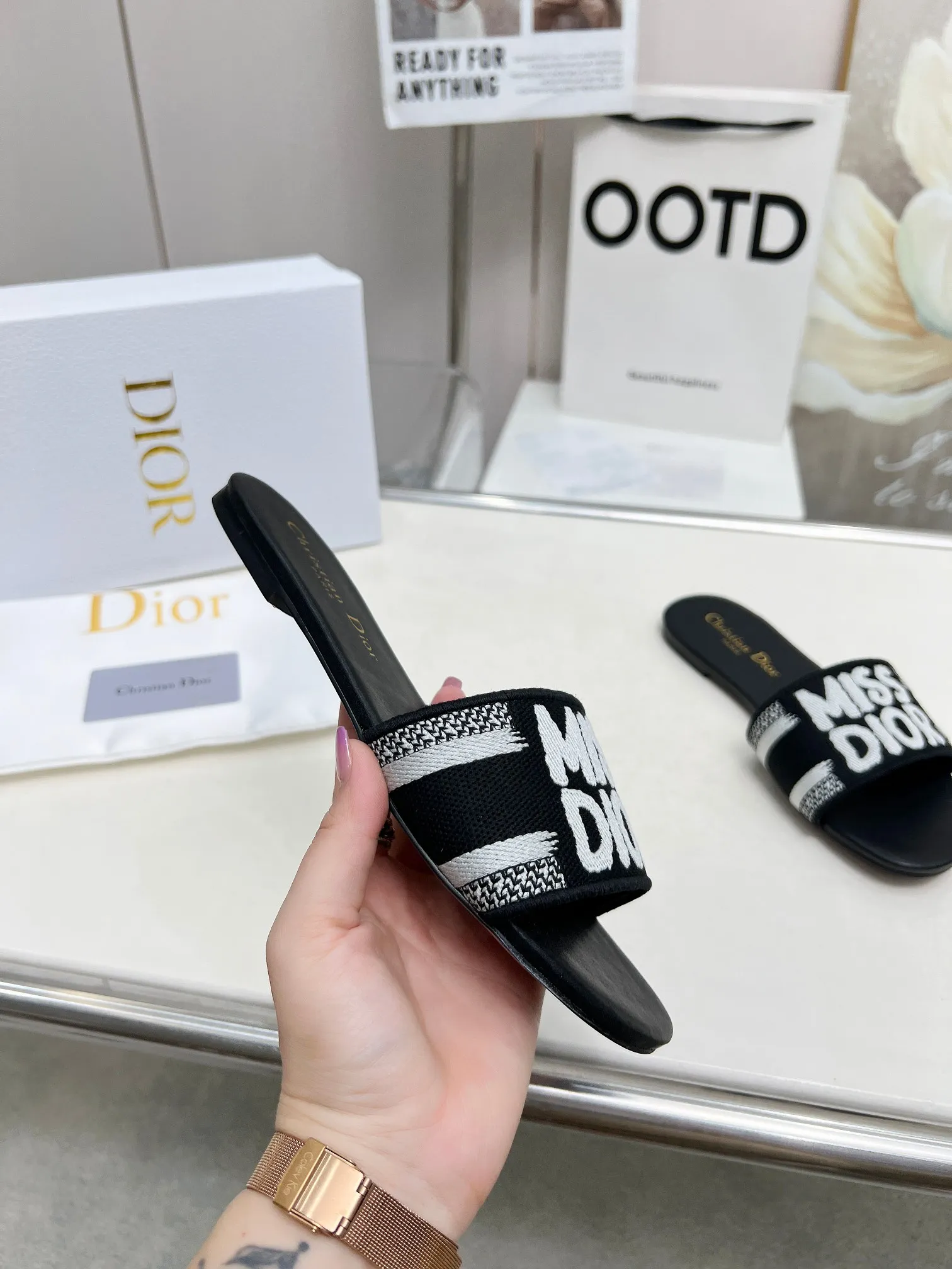👟👟Ex-factory price 300👟👟 •Dior women's presbyopic embroidered leather-soled slippers Christian Dior has always been synonymous with magnificence and elegance, and has always been at the top of the fashion world👍 What is particularly worth mentioning is: the embroidered ✨ pattern on the sole, which reproduces one of the cherished symbols of Christian Dior✅More than a hundred colors to choose from ◽️️Upper: selected top-quality embroidered cotton ◽️Inner lining: imported sheepskin ◽Number 35-40 (41.42.43 customized)